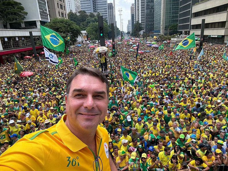 Flávio Bolsonaro dispara: “a gente vai fazer o governo mais foda que vocês já viram” Flávio Bolsonaro dispara: “a gente vai fazer o governo mais foda que vocês já viram”
