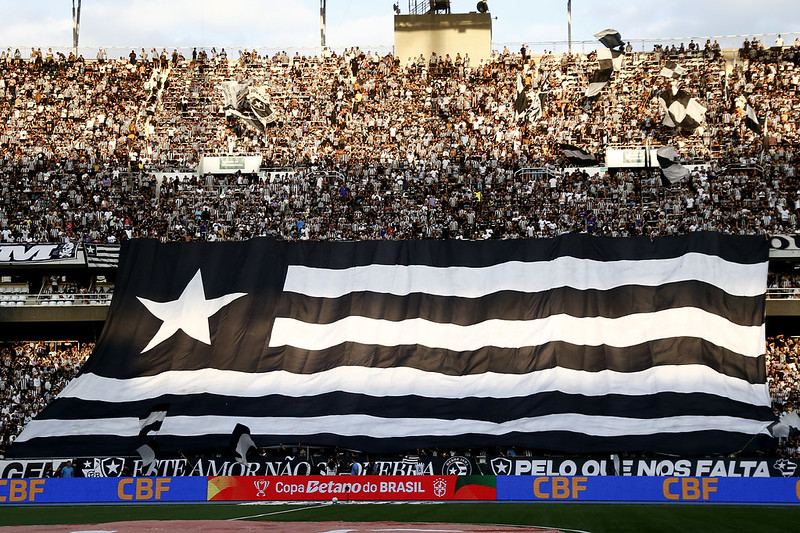 Torcida do Botafogo não perdoa e provoca o Vasco Torcida do Botafogo não perdoa e provoca o Vasco