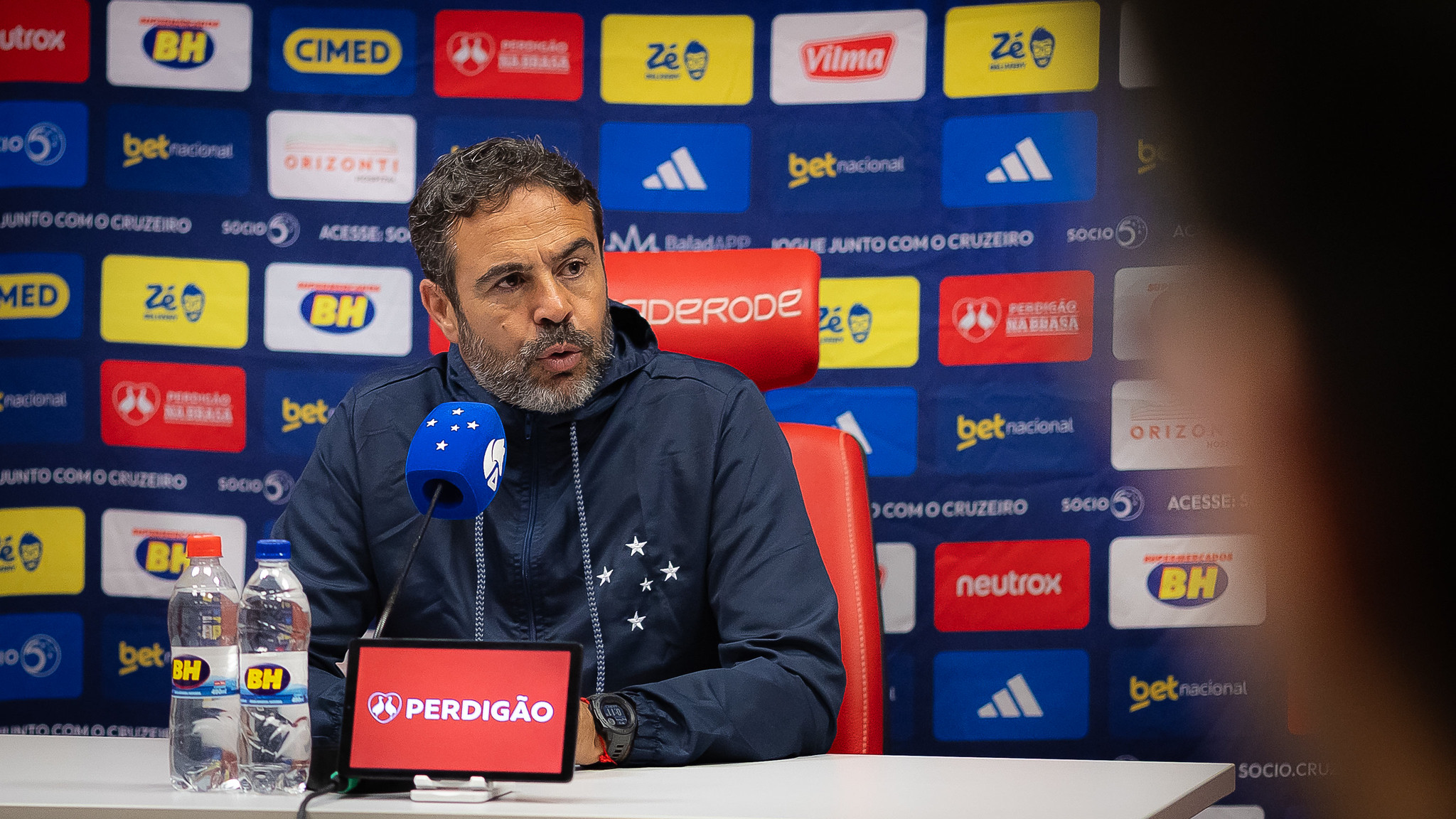 Artur Jorge confirma saídas de jogadores no Cruzeiro Artur Jorge confirma saídas de jogadores no Cruzeiro
