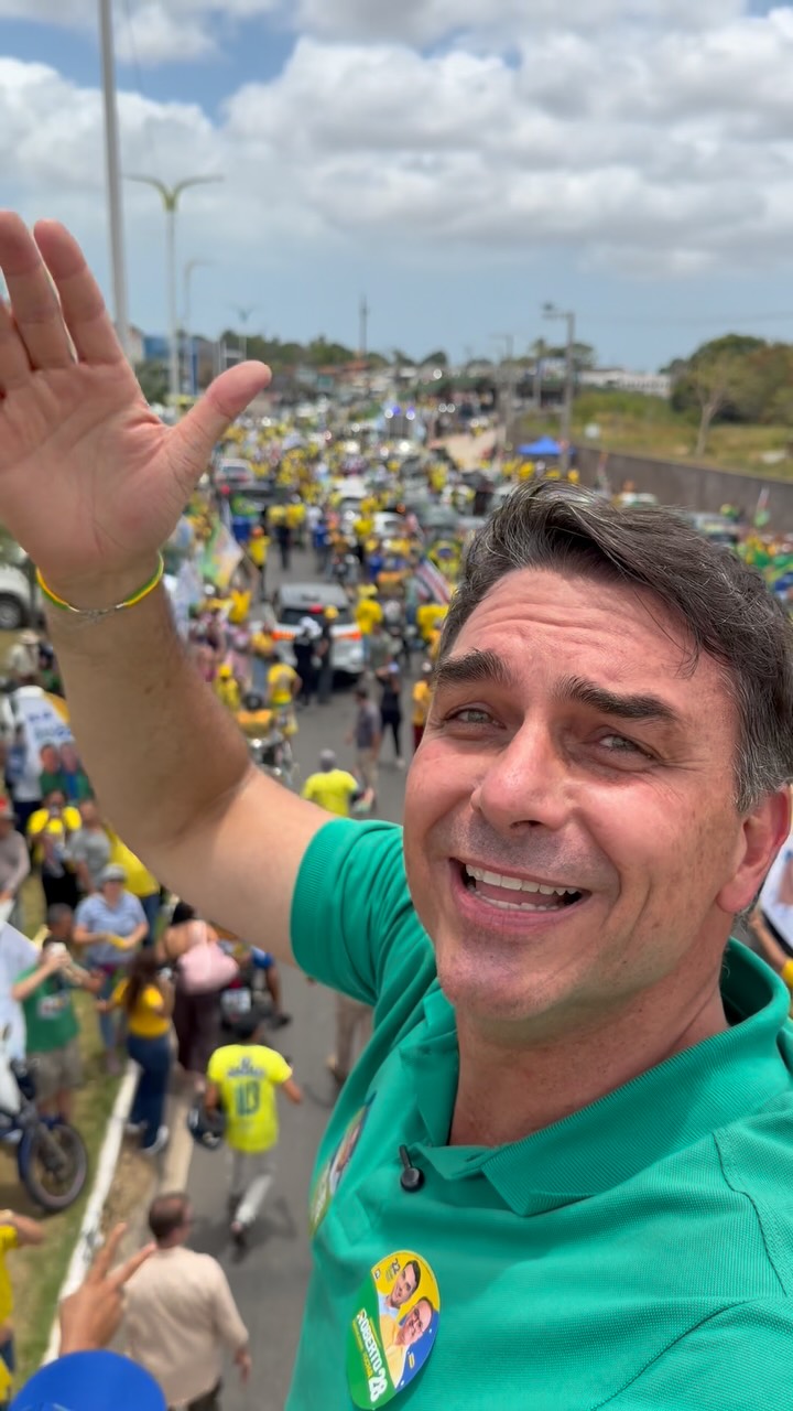 A resposta de Flávio ao ser questionado se Jair Bolsonaro fará parte do governo se ele ganhar as eleições A resposta de Flávio ao ser questionado se Jair Bolsonaro fará parte do governo se ele ganhar as eleições